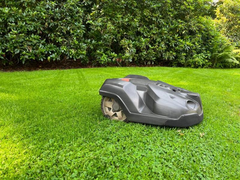 Robot de tonte automatis&eacute; : guide pour bien choisir