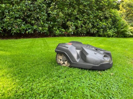 Robot de tonte automatis&eacute; : guide pour bien choisir