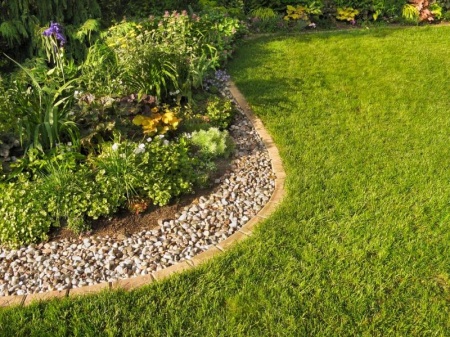 Comment bien nettoyer les massifs pour un jardin toujours net et fleuri ?